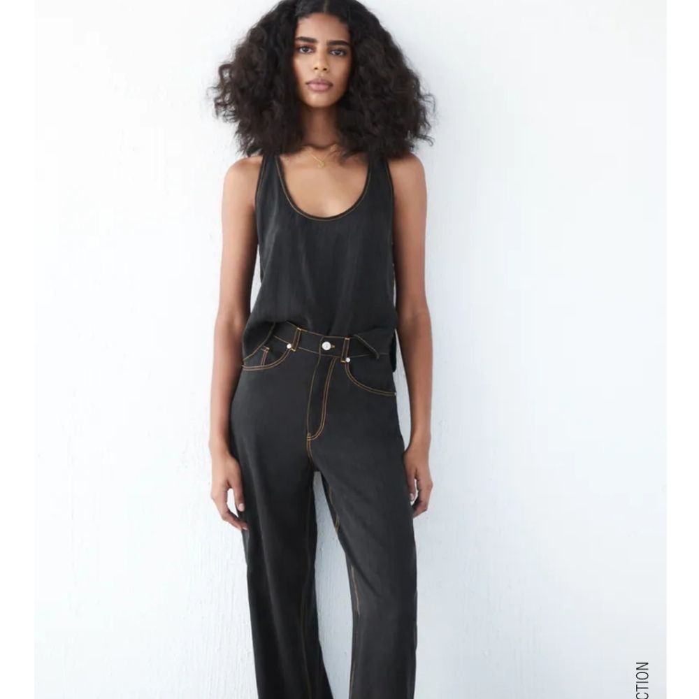 😍Zara TOPSTITCHED Black Top NWT